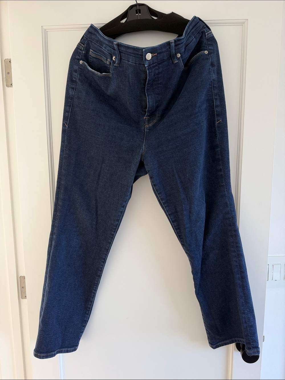 Good American Good Legs Straight Mid-Rise Jeans in Dark Blue Wash